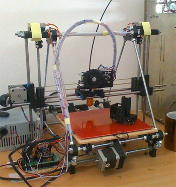 Самодельный 3D-принтер из фанеры и запчастей от старых принтеров, DVD-приводов.